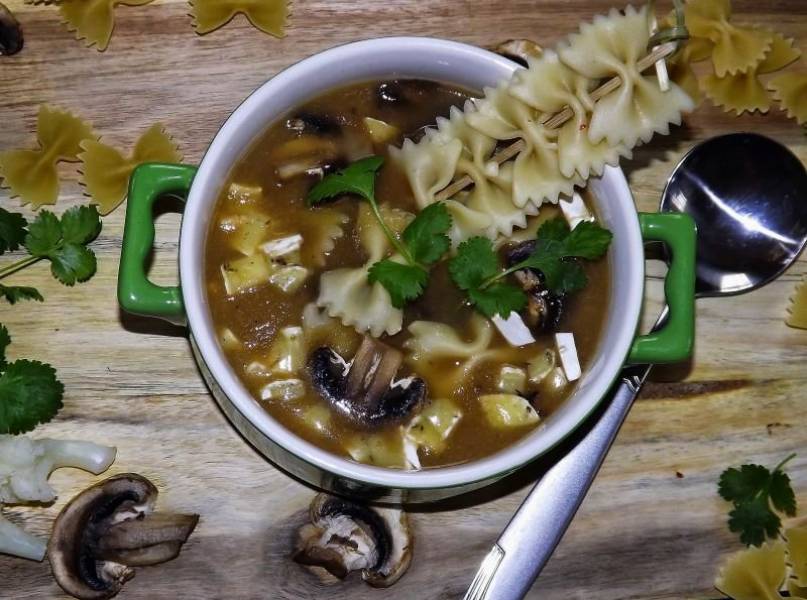 Zupa kalafiorowa z farfalle, pieczarkami i camembert