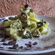 Pesto bazyliowe z kurczakiem i oliwkami