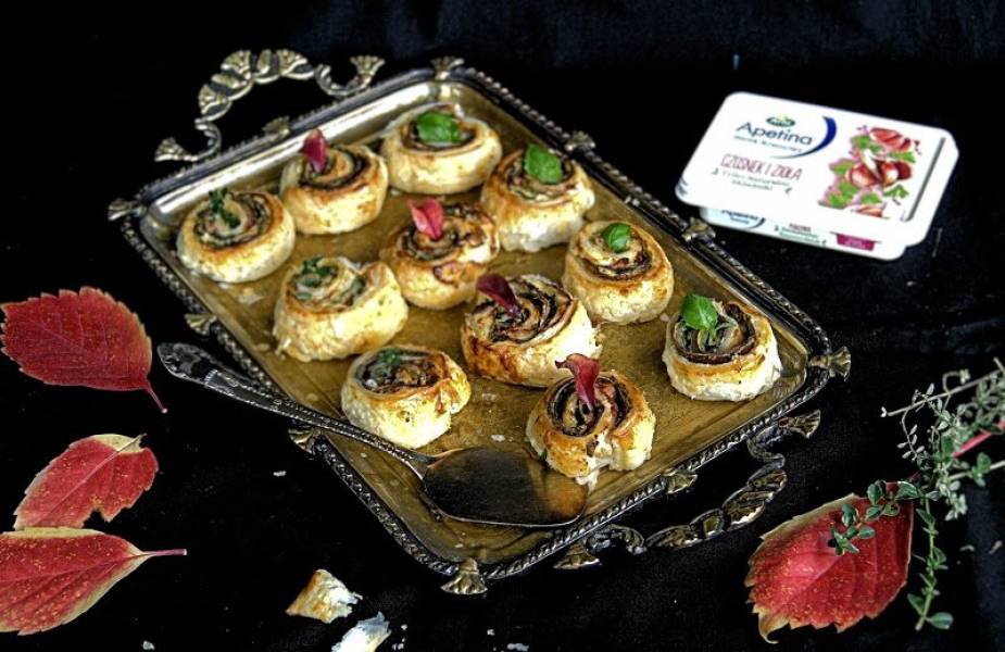 Wyrolowane smaczki - ciasto francuskie nadziewane warzywami i szynką Serrano