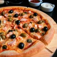 Domowa Pizza z Łososiem, Oliwkami i Kaparami