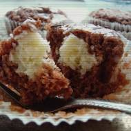 Muffinki czekoladowe z kokosowym sercem.