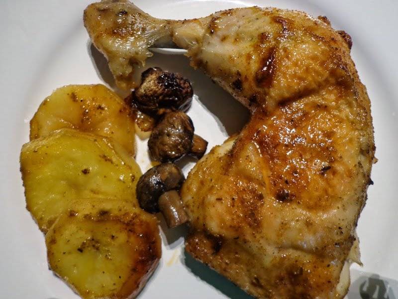 Ćwiartki kurczaka pieczone z pieczarkami i ziemniakami