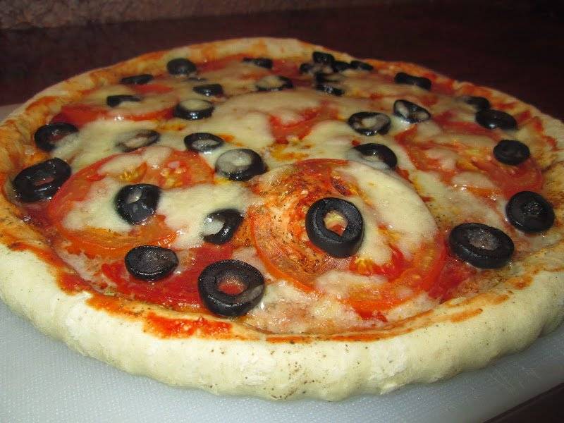 Pizza z salami i mozzarellą