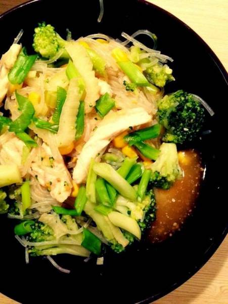 Stir-fry z kurczakiem i brokułami