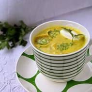 Rozgrzewająca zupa z cukinii i listków brukselki