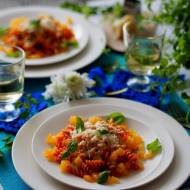 Makaron w sosie winno serowym z żółtym pomidorem. World Pasta Day