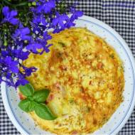 Omlet z serem pleśniowym, pomidorem i bazylią