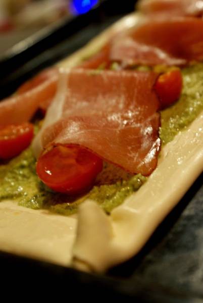Szybka tarta z pesto, pomidorami, oliwkami i szynką szwarcwaldzką + przepis na pesto