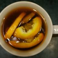 Rozgrzewająca, zimowa herbata z imbirem, goździkami, pomarańczą i sokiem malinowym