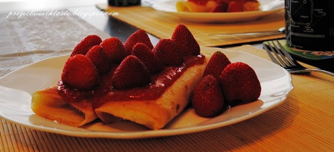 Naleśniki z twarogiem i musem truskawkowym / Pancakes with cream cheese and strawberry mousse