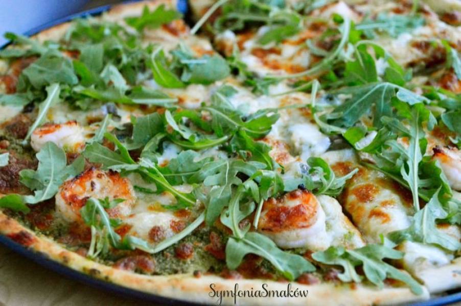 102. W nieco innym wydaniu czyli: pizza z rukolowym pesto, krewetkami i gorgonzollą na ziemniaczanym spodzie.