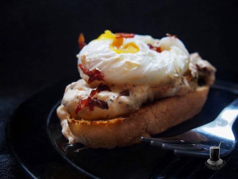 Śniadanie prawie idealne ( jajko + tost + pasta z serka i suszonych pomidorów )