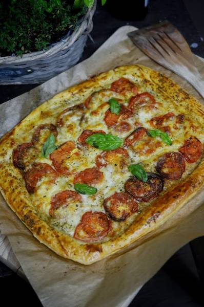 Tarta caprese z pieczonymi pomidorami - pizza na cieście francuskim