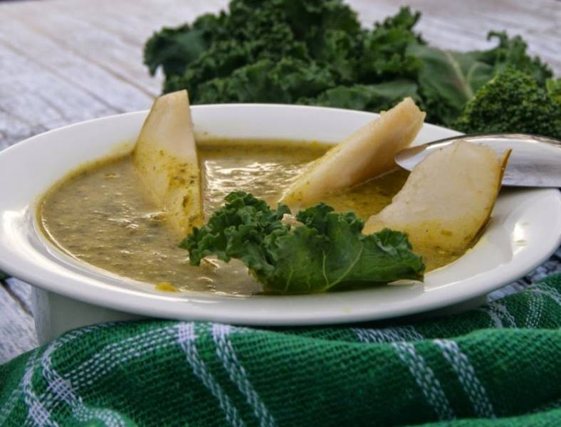 Zupa z jarmużu z dodatkiem brokuła