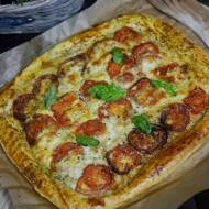 Tarta caprese z pieczonymi pomidorami - pizza na cieście francuskim