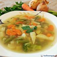 Zupa jarzynowa z brokułami, kalafiorem, fasolką szparagową i marchewką