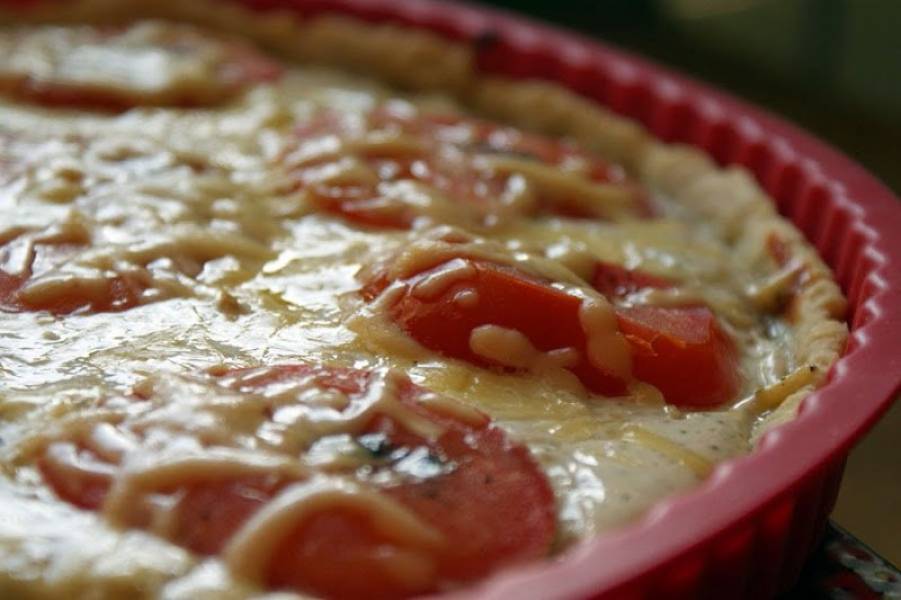 Tarta z pomidorami i sosem czosnkowym na kruchym spodzie