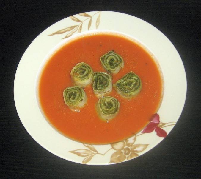Zupa krem pomidorowa ze ślimaczkami z bazyliowym  pesto