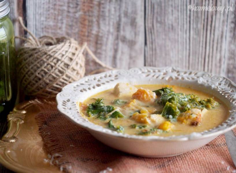 Sycąca zupa z kurczakiem, dynią i jarmużem / Chicken, pumkin and kale soup