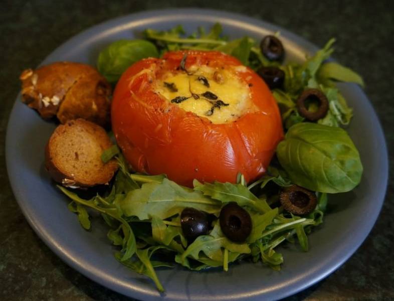 Pomidory zapiekane z jajkiem i wędliną