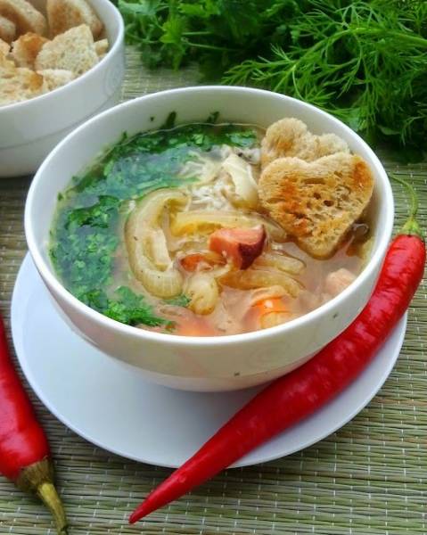 zupa cebulowo-serowa z czosnkiem i grzankami