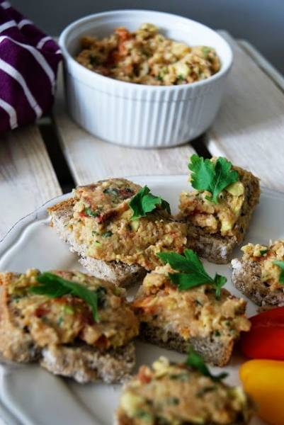 PASTA Z AWOKADO, WĘDZONYM ŁOSOSIEM SUSZONYMI POMIDORAMI