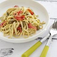 Spaghetti pełnoziarniste z pesto z rukoli, kaparami  i szynką szwarcwaldzką