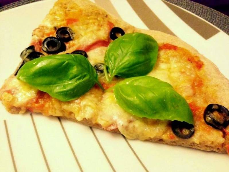 Orkiszowa pizza z szynką parmeńską, oliwkami i podwójną mozzarellą