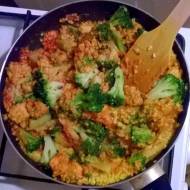 Kasza jaglana z kurczakiem w curry i brokułami