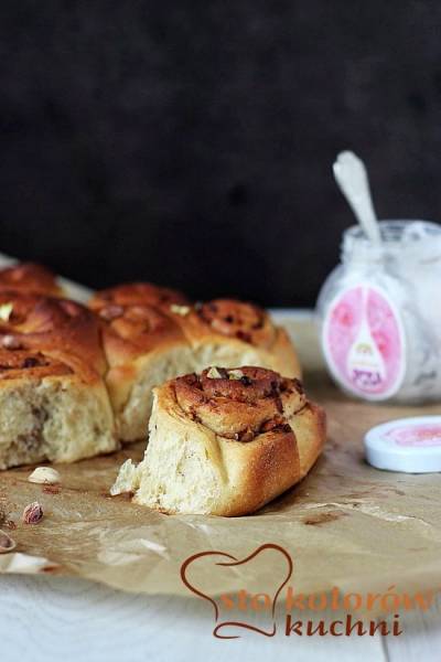 Drożdżówki z różą, cynamonem i pistacjami