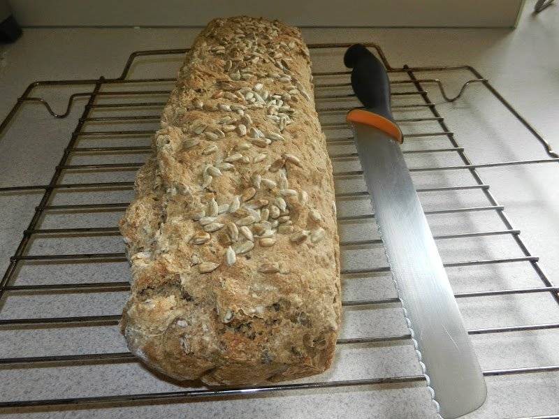 Chleb drożdżowy z siemieniem lnianym i słonecznikiem