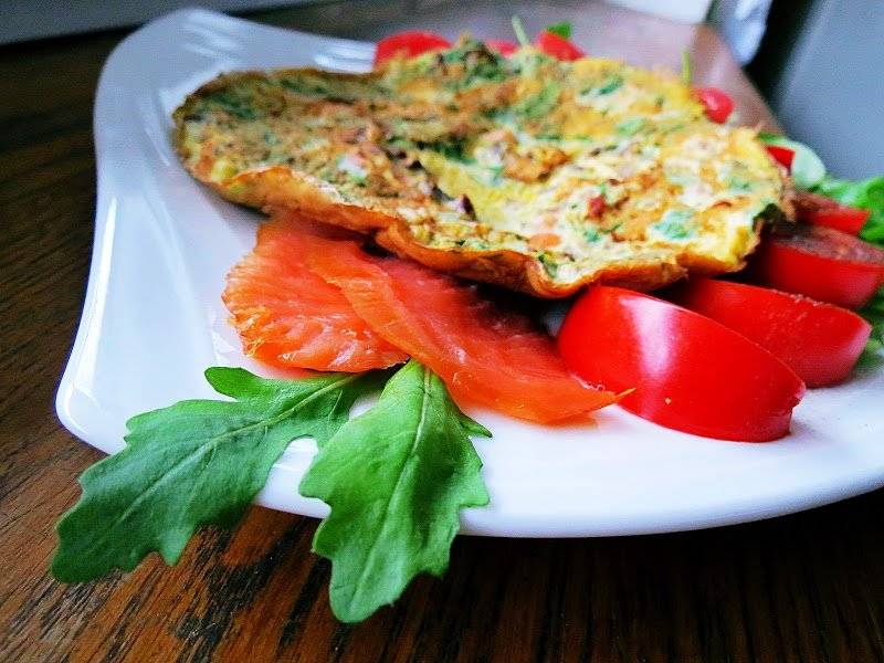 Kulinarna podróż w ciepłe kraje, czyli omlet z łososiem, rukolą i suszonymi pomidorami