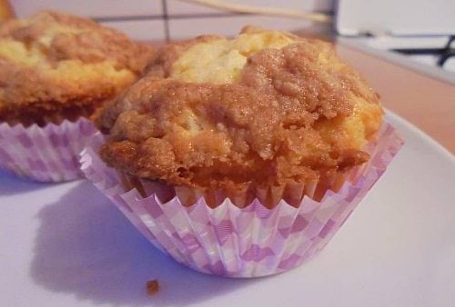 Muffinki jabłkowe z chałwową kruszonką