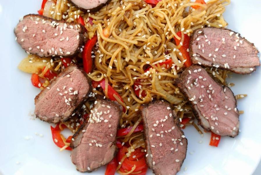 Pierś kaczki barberie pięć smaków z chow mein