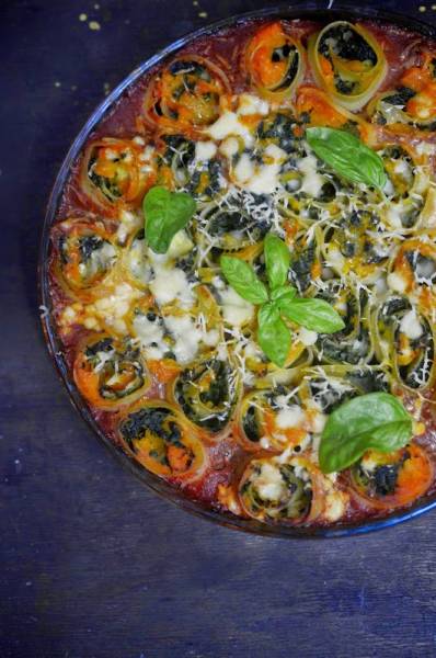 Rotolo Jamiego Olivier'a, zrolowana lasagna z dynią i szpinakiem w sosie pomidorowym