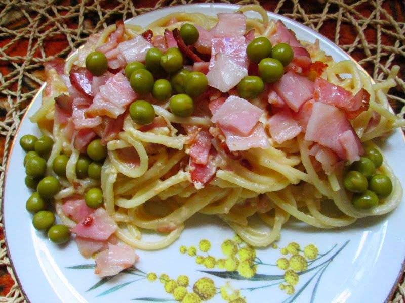 Spaghetti carbonara z zielonym groszkiem