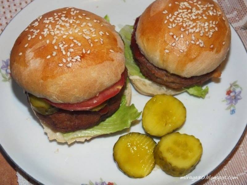 Hamburgery z kotletem indyczym i piklami