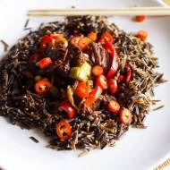 Czarny ryż z wołowiną po azjatycku