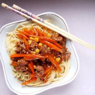 Chow mein z mięsem mielonym i warzywami