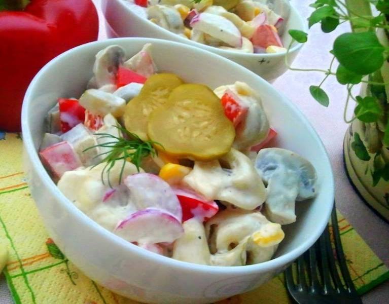 grzybowa sałatka z tortellini