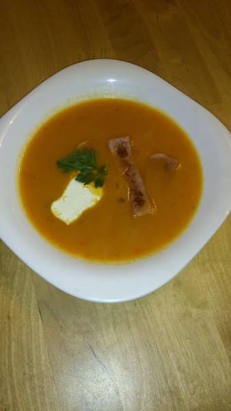 Soupe a la creme z zielonych smażonych pomidorów i grillowanej papryki z chipsem z szynki.