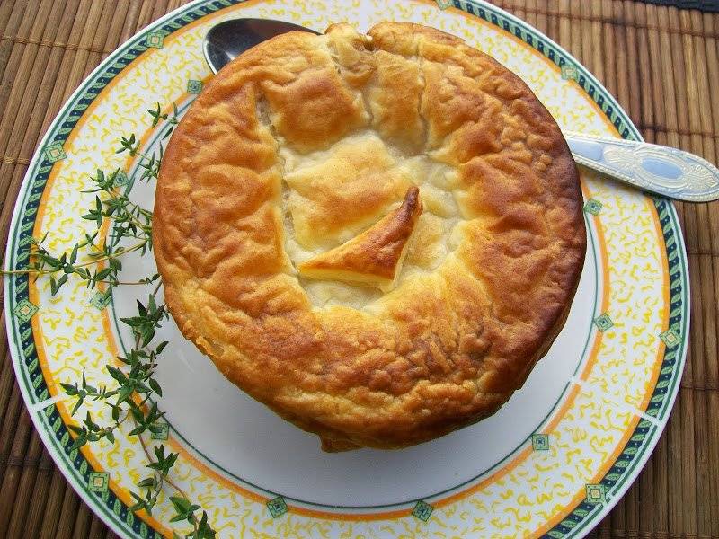 Zupa cebulowa zapiekana pod ciastem francuskim