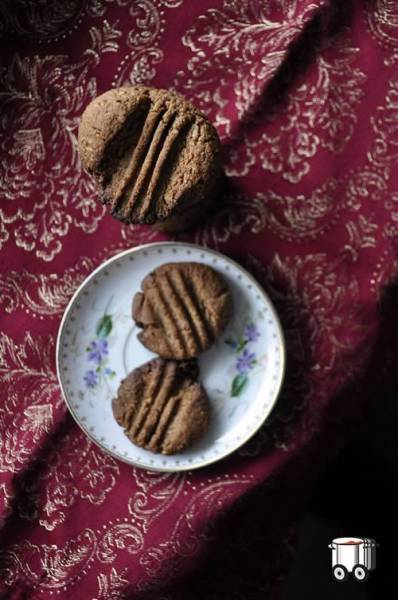 Bezglutenowe czekoladowo-cynamonowe ciasteczka z mąki migdałowo-kokosowej