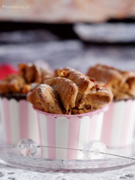 Rodzina w formie i przepis na pełnoziarniste muffiny do odrywania z nadzieniem jabłkowo-cynamonowym