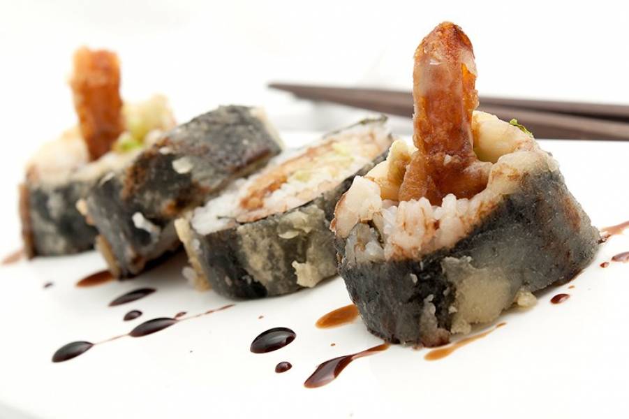 Sushi na ciepło z krewetkami w tempurze i z sosem kabayaki