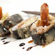 Sushi na ciepło z krewetkami w tempurze i z sosem kabayaki