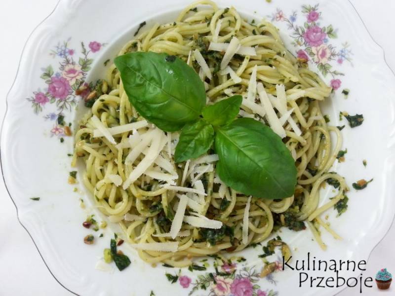 Makaron spaghetti z pesto bazyliowym