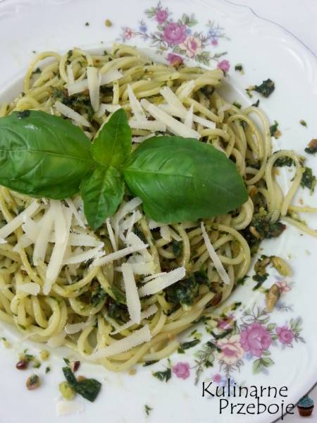 Makaron spaghetti z pesto bazyliowym