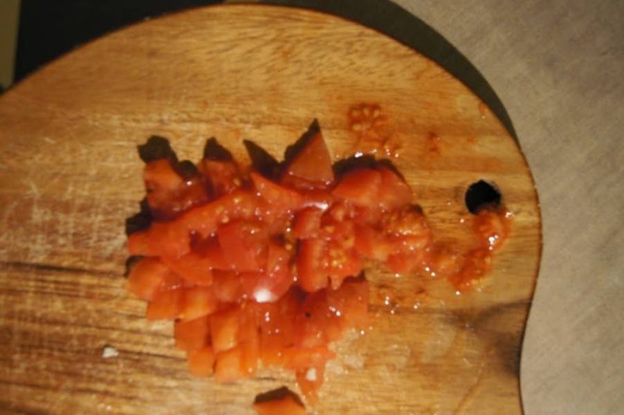 Grzanki z buncem wędzonym i marynowanymi pomidorami