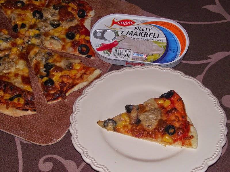 Pizza z serem, oliwkami, kukurydzą i filetem z makreli